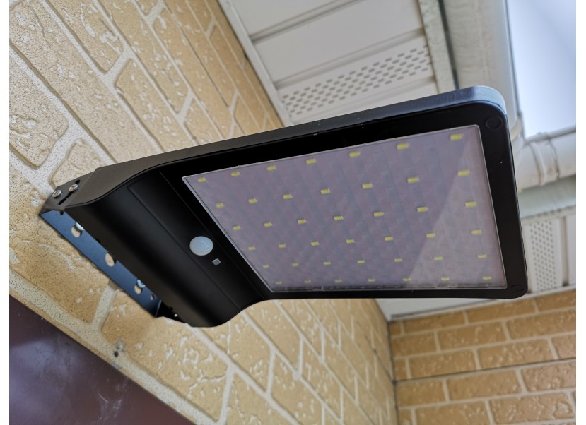 Уличный светодиодный светильник на солнечной батарее с датчиком.